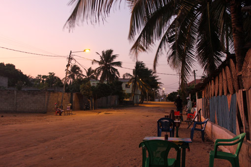 Avenue Madiba bei Dämmerung