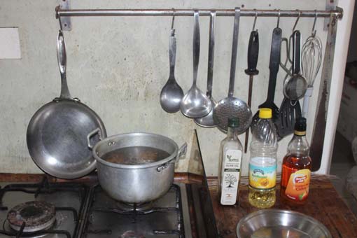 Küchenutensilien und Kartoffeln